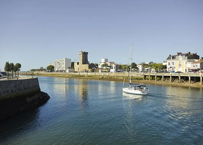 Maison Moderne Et Piscine Commune *