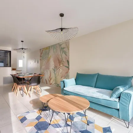 Maison Moderne Et Piscine Commune