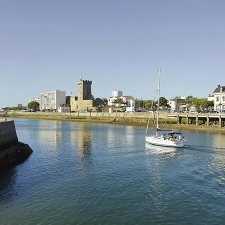 Maison Moderne Et Piscine Commune *