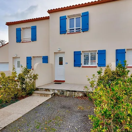 Maison Moderne Et Piscine Commune Holiday home *