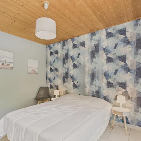 Maison Moderne Et Piscine Commune *