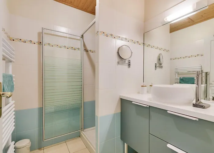 Prázdninový dům Maison Moderne Et Piscine Commune *