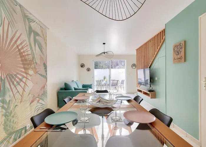 Prázdninový dům Maison Moderne Et Piscine Commune