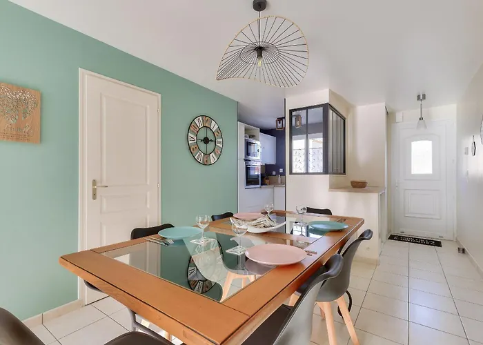 Maison Moderne Et Piscine Commune